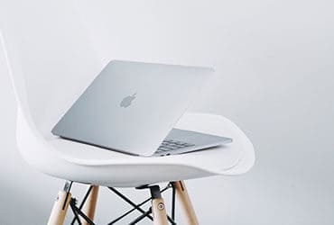 Computadora portátil sobre una mesa redonda